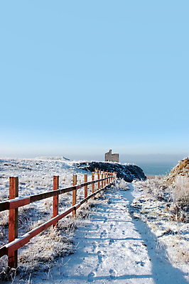 포토 JPG 해외이미지 구름 길 바다 여행 겨울 하늘 풍경 사람없음 물 파란색 울타리 탑 얼음 절벽 추위 바위 잡초 성 역사 재산 가장자리 폐허 서리 펜싱 아일랜드 대서양 고립 옛날 해외포토 자연요소 식물 건축물 계절 유럽 스포츠 컬러 금융 담장 돌_바위 둘레 파일형식 이미지허브