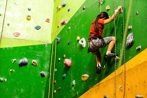 포토 JPG 해외이미지 전신 여자 어린이 실내 매달리기 한명 옆모습 10대 잡기 오르기 인공암벽등반 클라이밍 소녀한명만 클라이밍선수 해외포토 1 뷰포인트 모션 청소년 운동선수 사람 내부 등반 암벽등반 여자한명만 소녀만 파일형식 이미지허브