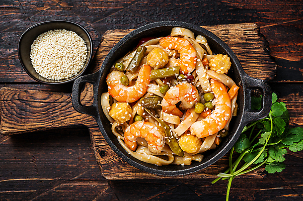 포토 JPG 해외이미지 채소 실내 사람없음 하이앵글 해물요리 쌀 냄비 해산물 새우요리 나무도마 볶음우동 새우볶음 나무배경 해외포토 음식 뷰포인트 백그라운드 새우 곡류 도마 내부 목재 솥 볶음 우동 파일형식 이미지허브