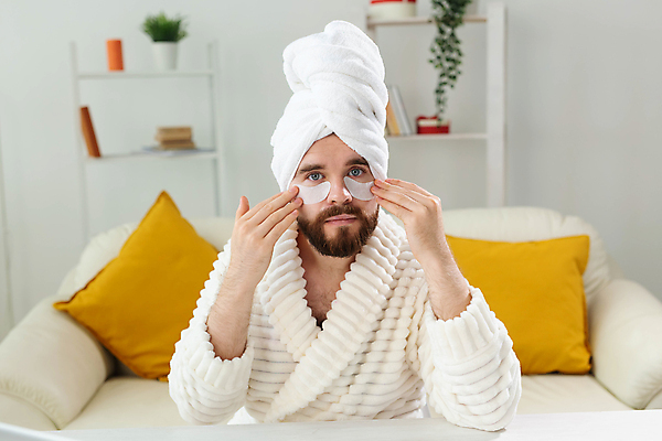 포토 JPG 해외이미지 응시 남자 수염 한명 상반신 성인 앞모습 수건 뷰티 목욕가운 스킨케어 아이팩 성인남자한명만 해외포토 1 시선 뷰포인트 사람 위생용품 가운 남자한명만 성인남자만 파일형식 이미지허브