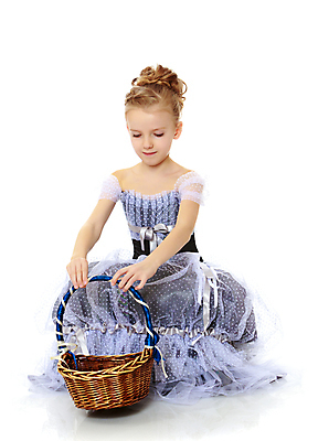 포토 JPG 해외이미지 전신 응시 드레스 여자 어린이 포즈 실내 한명 들기 앞모습 옆모습 바구니 흰배경 웅크림 공주옷 소녀한명만 해외포토 1 시선 옷 뷰포인트 백그라운드 모션 사람 내부 흰색 여자한명만 소녀만 파일형식 이미지허브