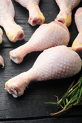 포토 JPG 해외이미지 실내 사람없음 닭고기 신선 날것 닭다리 로즈메리 나무배경 해외포토 백그라운드 육류 내부 허브 파일형식 이미지허브