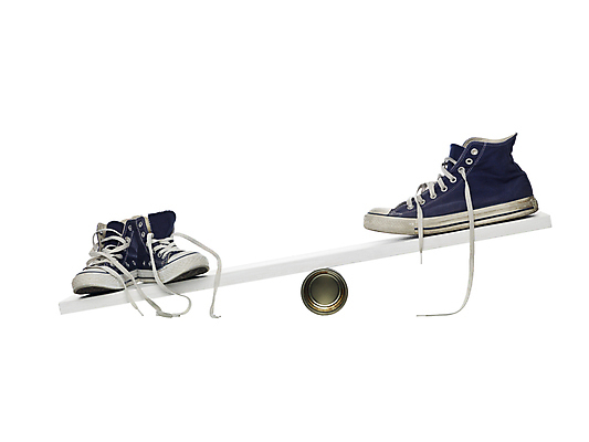 포토 JPG 해외이미지 어린이 신발 컨셉 아이디어 성인 사람없음 파란색 3D 우승 비교 몸무게 위험 작음 큼 그네 흰배경 눈금 심플 덩어리 고립 평등 해외포토 컬러 백그라운드 사람 흰색 최고 크기 디지털합성 파일형식 이미지허브