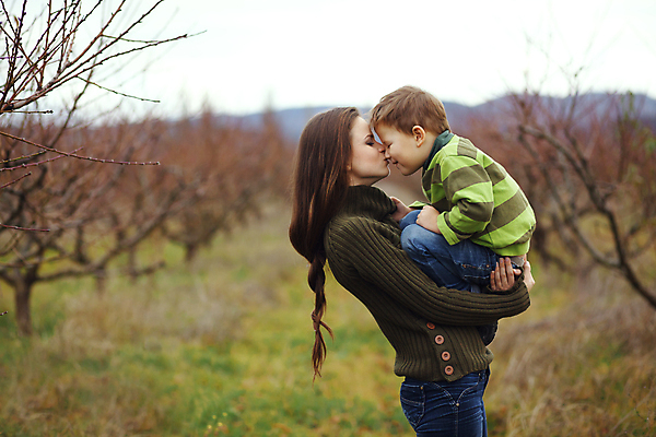 포토 JPG 해외이미지 나무 라이프스타일 계절 공원 여자 행복 아들 어린이 가족 자연 엄마 날씨 함께함 건강 관리 사람 소년 성인 야외 두명 부모 걷기 정원 임산부 육아 추위 가을 시골 잡기 숲 시원함 정물화 해외포토 식물 공공시설 남자 감정 컨셉 관계 모션 생활 임신 그림 생태계 파일형식 이미지허브