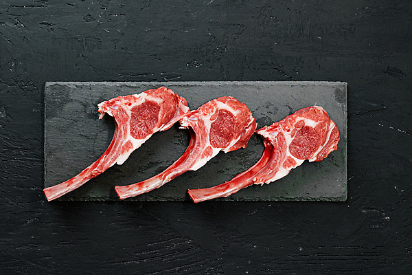 포토 JPG 해외이미지 식재료 검은배경 실내 생고기 사람없음 하이앵글 세개 일렬 양고기 돌판 해외포토 뷰포인트 백그라운드 육류 3 내부 검은색 돌_바위 파일형식 이미지허브