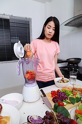 포토 JPG 해외이미지 라이프스타일 여자 행복 음료 음식 다이어트 토마토 채소 오렌지 과일 태국 탁자 주택 한국 건강 한명 미소 사람 동양인 성인 초록색 주방 일본 중국 주스 당근 신선 먹기 준비 유기농 날것 만들기 시금치 스무디 채식주의자 디톡스 해외포토 1 웰빙 감정 아시아 컬러 가구 모션 뿌리채소 표정 인종 건물 생활 채식 파일형식 이미지허브