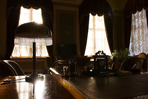 포토 JPG 해외이미지 응시 과학 컨셉 의자 비즈니스 사업가 텍스트 창문 탁자 아이디어 직장 실내 성인 사람없음 단어 사무실 장비 정보 수확 업무 비즈니스맨 고급 대표 캐비닛 책상 경영자 러시아 슛 비전 고물 옛날 해외포토 직업 문자 시선 남자 유럽 가구 농업 회사 사람 내부 작업 직장인 사물함 리더 파일형식 이미지허브