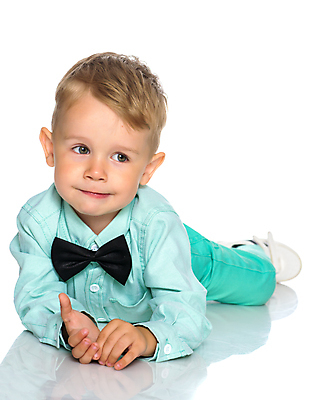 포토 JPG 해외이미지 백인 1 라이프스타일 응시 남자 행복 아들 얼굴 어린이 포즈 백그라운드 컨셉 놀이 바닥 주택 관리 한명 사람 소년 파란색 금발 기쁨 성장 흰색 표현 달콤 작음 거짓말 걸음마 고립 해외포토 서양인 헤어스타일 시선 감정 컬러 가족 모션 건물 생활 신체부위 맛 크기 파일형식 이미지허브