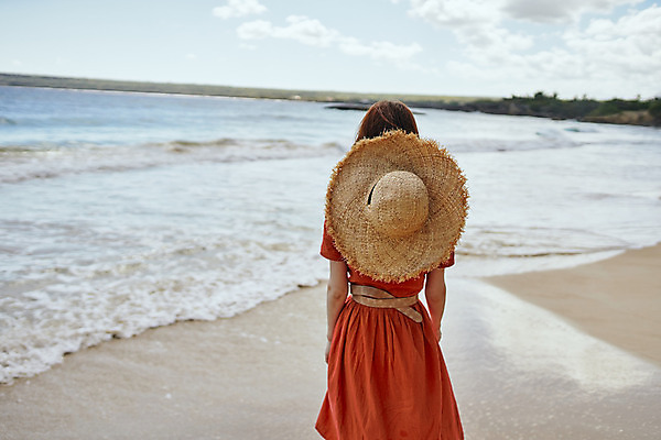 포토 JPG 해외이미지 주간 원피스 여자 여유 휴식 한명 서기 상반신 성인 해변 야외 뒷모습 여름휴가 바캉스 밀짚모자 성인여자한명만 해외포토 자연요소 모자_잡화 1 옷 감정 바다 뷰포인트 컨셉 모션 휴가 사람 여자한명만 성인여자만 파일형식 여름_계절 이미지허브