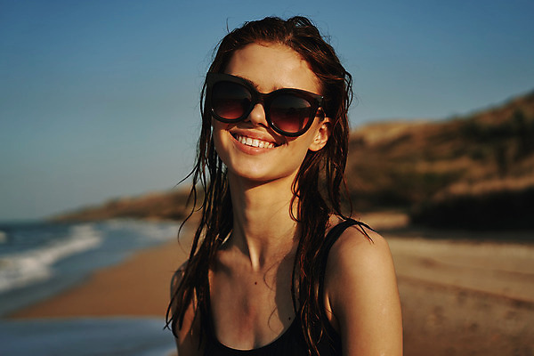 포토 JPG 해외이미지 주간 여자 여유 휴식 한명 상반신 성인 해변 야외 앞모습 옆모습 아웃포커스 여름휴가 바캉스 선글라스 즐거움 성인여자한명만 해외포토 자연요소 1 감정 안경 바다 뷰포인트 컨셉 휴가 촬영기법 사람 여자한명만 성인여자만 파일형식 여름_계절 이미지허브