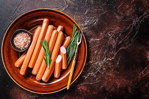 포토 JPG 해외이미지 접시 실내 사람없음 소시지 로즈메리 고기포크 프랑크햄 갈색배경 핑크솔트 해외포토 식기 백그라운드 포크 내부 갈색 가공식품 허브 햄 소금 파일형식 이미지허브