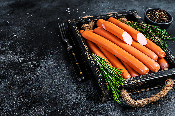 포토 JPG 해외이미지 검은배경 단면 실내 사람없음 소시지 로즈메리 나무쟁반 프랑크햄 해외포토 백그라운드 쟁반 내부 목재 검은색 가공식품 허브 햄 파일형식 이미지허브