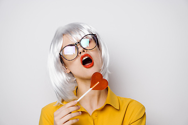 포토 JPG 해외이미지 여자 막대사탕 입벌림 한명 상반신 성인 앞모습 하트 은색 가발 성인여자한명만 안경낌 힙스터 해외포토 모양 1 패션 안경 뷰포인트 컬러 표정 사탕 사람 여자한명만 성인여자만 파일형식 이미지허브