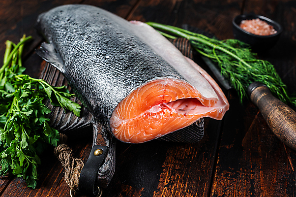 포토 JPG 해외이미지 접시 포크 실내 사람없음 허브 날것 연어 토막 나무도마 나무배경 핑크솔트 해외포토 식물 식기 백그라운드 도마 어류 내부 목재 소금 파일형식 이미지허브