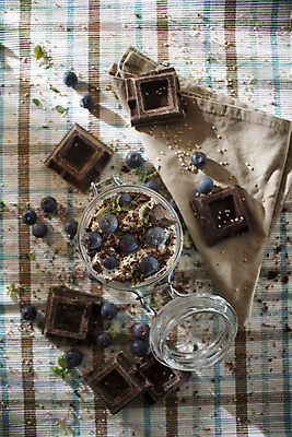 포토 JPG 해외이미지 유리병 실내 그림자 사람없음 하이앵글 초콜릿 달콤 블루베리 요거트 해외포토 뷰포인트 과일 병_용기 디저트 유제품 내부 맛 파일형식 이미지허브