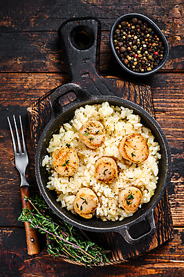 포토 JPG 해외이미지 그릇 포크 실내 사람없음 하이앵글 해물요리 허브 해산물 후추 관자 나무도마 리조또 나무배경 해외포토 식물 식기 음식 뷰포인트 백그라운드 도마 내부 목재 향신료 파일형식 이미지허브