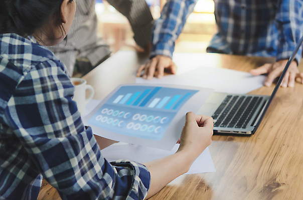 포토 JPG 해외이미지 직업 생각 비즈니스 탁자 아이디어 직장 대화 사람 동양인 사람없음 빛 컴퓨터 사무실 방 흰색 업무 비즈니스맨 비즈니스우먼 그룹 계획 대표 토론 경영자 마케팅 프로젝트 힙스터 브레인스토밍 해외포토 여자 패션 남자 컬러 가구 컨셉 회사 말하기 인종 전자제품 작업 직장인 리더 파일형식 이미지허브