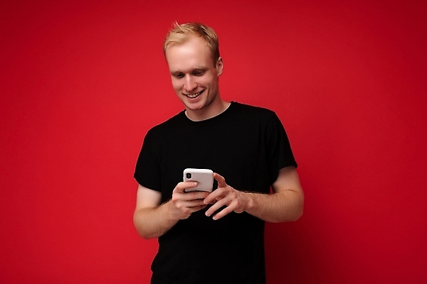 포토 JPG 해외이미지 남자 인터넷 통신 한명 사람 스마트폰 핸드폰 금발 웹 타이핑 네트워크 서핑 메시지 연결 전화기 알림 온라인 전송 소통 문자메시지 채팅 사용자 해외포토 1 헤어스타일 컨셉 전자제품 스마트기기 수상스포츠 파일형식 이미지허브