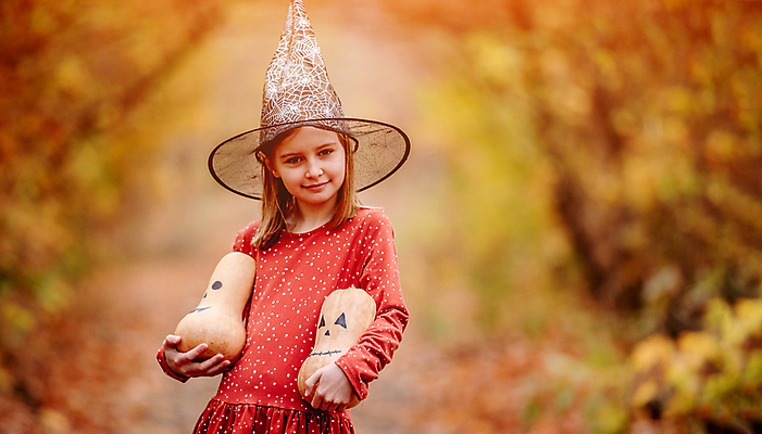 포토 JPG 해외이미지 여자 어린이 호박 한명 들기 상반신 앞모습 할로윈 마녀모자 소녀한명만 해외포토 모자_잡화 1 뷰포인트 채소 모션 사람 여자한명만 소녀만 파일형식 이미지허브