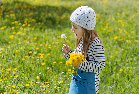포토 JPG 해외이미지 주간 서양인 여자 꽃 어린이 꽃밭 한명 들기 상반신 야외 옆모습 아웃포커스 민들레홀씨 소녀한명만 해외포토 자연요소 외국인 식물 1 뷰포인트 모션 촬영기법 사람 민들레 여자한명만 소녀만 파일형식 이미지허브