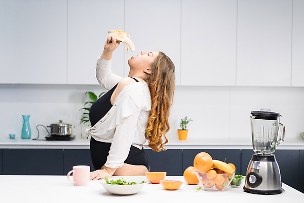 포토 JPG 해외이미지 여자 음식 스포츠 컨셉 바나나 건강 관리 한명 사람 앉기 치료 주방 도구 잡기 몸무게 비만 체육관 칼로리 문제 온라인 굴곡 돌봄 문제해결 저칼로리 적자 제어 해외포토 1 과일 의학 모션 몸매 파일형식 이미지허브