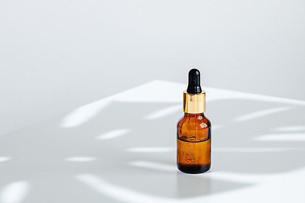 포토 JPG 해외이미지 실내 그림자 사람없음 한개 뷰티 오일 오브젝트 흰배경 공병 앰플 해외포토 1 음식 백그라운드 내부 화장품 흰색 병_담는 파일형식 이미지허브