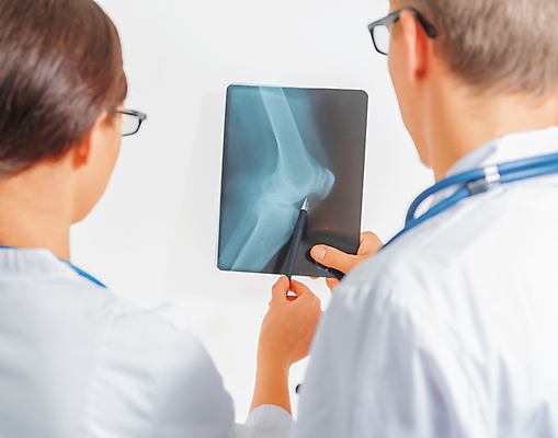 포토 JPG 해외이미지 백인 직업 응시 여자 남자 안경 과학 백그라운드 2 청진기 엑스레이 건강 병원 한명 사람 성인 약 의사 코트 흰색 잡기 기술자 실험실 질병 분석 그림 무릎 외과 인원 해외포토 서양인 1 시선 잡화 컬러 컨셉 의학 의료기기 모션 실험 신체부위 외투 의료진 파일형식 이미지허브