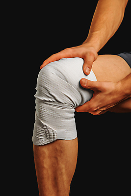 포토 JPG 해외이미지 손 검은배경 실내 신체부위 고통 잡기 붕대 무릎 무릎통증 해외포토 감정 백그라운드 모션 사람 내부 검은색 파일형식 이미지허브