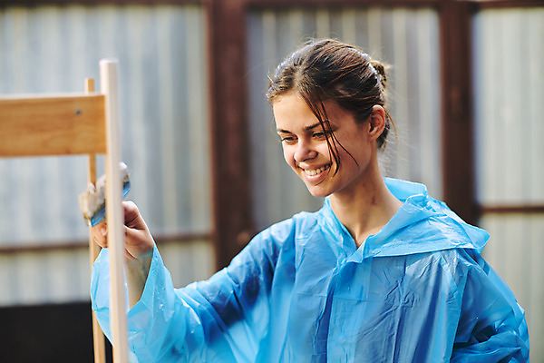 포토 JPG 해외이미지 여자 한명 들기 상반신 성인 목재 앞모습 페인트칠 바르기 페인트붓 목공예 목재가구 셀프 성인여자한명만 내려보기 셀프인테리어 해외포토 나무 1 뷰포인트 가구 재료 모션 페인팅 사람 인테리어 붓 공예 여자한명만 성인여자만 파일형식 이미지허브