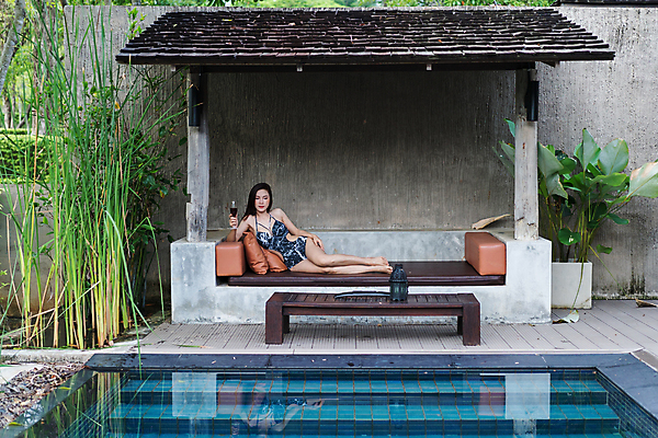 포토 JPG 해외이미지 백인 라이프스타일 여자 행복 음료 의자 오렌지 유리 휴가 휴식 한명 사람 앉기 야외 빨간색 물 파란색 비키니 태양 유행 와인 수영 주스 마시기 신선 잡기 칵테일 갑판 휴양지 해외포토 자연요소 서양인 1 수영복 감정 컬러 가구 컨셉 배_교통 과일 모션 재질 주류 생활 장소 수상스포츠 파일형식 이미지허브