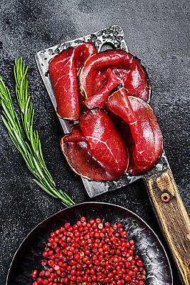 포토 JPG 해외이미지 검은배경 실내 사람없음 하이앵글 소시지 로즈메리 통후추 해외포토 뷰포인트 백그라운드 내부 검은색 가공식품 허브 후추 파일형식 이미지허브