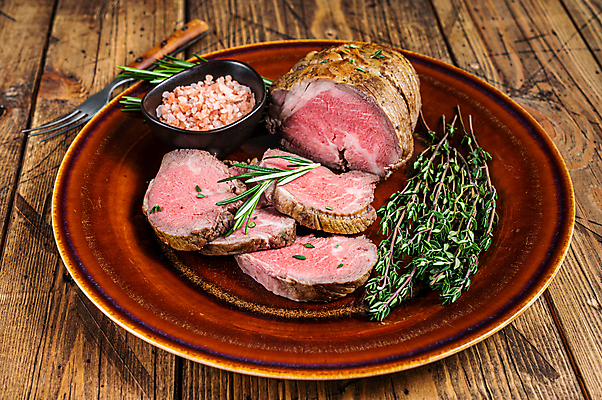 포토 JPG 해외이미지 음식 조각 탁자 육류 스테이크 요리 비프스테이크 사람없음 목재 빨간색 검은색 식사 저녁식사 소고기 원형 중앙 그릴 바비큐 자르기 굽기 먹기 허브 향신료 슬라이스 후추 로즈메리 점심식사 등심 송아지고기 해외포토 도형 나무 식물 컬러 가구 식재료 재료 모션 주방용품 서양음식 구이 향미료 파일형식 이미지허브