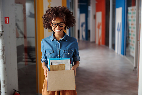포토 JPG 해외이미지 서양인 우먼라이프 여자 흑인 한명 들기 상반신 성인 앞모습 상자 사무실 사무용품 비즈니스우먼 복도 담기 성인여자한명만 안경낌 해외포토 외국인 1 라이프스타일 안경 뷰포인트 비즈니스 모션 문구용품 사람 직장인 여자한명만 성인여자만 파일형식 이미지허브