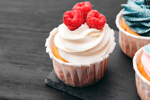 포토 JPG 해외이미지 접시 탁자 디저트 실내 사람없음 달콤 컵케이크 산딸기 머핀 나무배경 해외포토 식기 음식 빵 가구 백그라운드 과일 내부 케이크 맛 파일형식 이미지허브