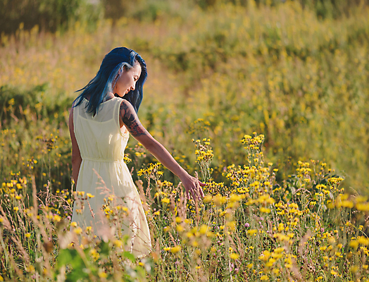 포토 JPG 해외이미지 주간 여자 여행 꽃밭 휴식 한명 상반신 성인 야외 뒷모습 아웃포커스 만지기 소프트포커스 쓸기 혼자 성인여자한명만 해외포토 자연요소 1 꽃 뷰포인트 컨셉 모션 촬영기법 사람 여자한명만 성인여자만 파일형식 이미지허브