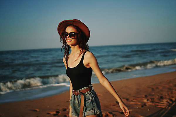 포토 JPG 해외이미지 주간 여자 여유 휴식 한명 서기 상반신 성인 해변 야외 옆모습 여름휴가 바캉스 선글라스 성인여자한명만 해외포토 자연요소 1 감정 안경 바다 뷰포인트 컨셉 모션 휴가 사람 여자한명만 성인여자만 파일형식 여름_계절 이미지허브