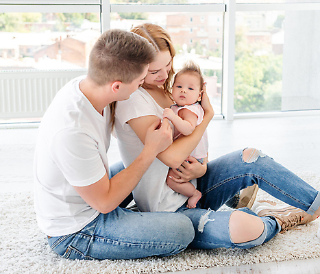 포토 JPG 해외이미지 전신 응시 여자 남자 딸 창문 안기 엄마 실내 앉기 옆모습 세명 육아 아기 아빠 돌봄 육아대디 해외포토 시선 뷰포인트 가족 모션 사람 내부 파일형식 이미지허브