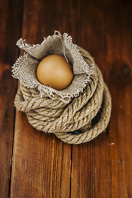 포토 JPG 해외이미지 밧줄 실내 사람없음 계란 삼베 나무배경 해외포토 줄 백그라운드 내부 알 파일형식 천_직물 이미지허브