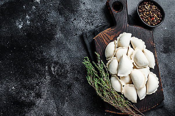 포토 JPG 해외이미지 사람없음 하이앵글 허브 만두 나무도마 소스그릇 통후추 해외포토 식물 그릇 음식 뷰포인트 도마 목재 후추 파일형식 이미지허브