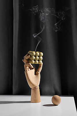 포토 JPG 해외이미지 초 실내 들기 사람없음 연기 오브젝트 관절인형 손모양 해외포토 모양 인형 모션 내부 파일형식 손_신체부위 이미지허브