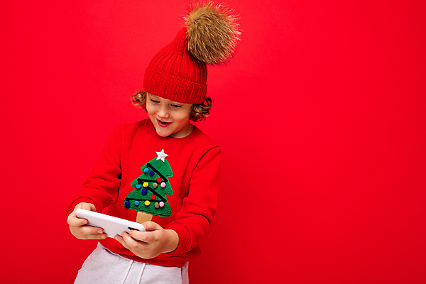 포토 JPG 해외이미지 나무 모자 감정 크리스마스 인터넷 새해 한명 소년 빨간색 스마트폰 세일 어플리케이션 온라인 해외포토 식물 1 잡화 기념일 남자 어린이 컬러 사람 핸드폰 스마트기기 파일형식이미지허브 