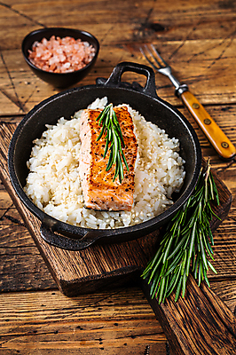 포토 JPG 해외이미지 그릇 포크 실내 사람없음 아웃포커스 냄비 덮밥 연어 로즈메리 나무도마 연어스테이크 연어요리 나무배경 핑크솔트 해외포토 식기 음식 백그라운드 도마 촬영기법 어류 스테이크 내부 목재 솥 허브 소금 파일형식 이미지허브