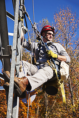 포토 JPG 해외이미지 나무 직업 남자 통신 노동자 안테나 사람없음 빨간색 파란색 탑 맑음 미국 가을 흰색 작업 안전모 위험 승무원 무선전화기 셀룰러 해외포토 식물 건축물 계절 컬러 컨셉 북아메리카 날씨 사람 헬멧 안전장비 전화기 파일형식 이미지허브