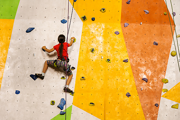 포토 JPG 해외이미지 전신 여자 어린이 실내 매달리기 한명 뒷모습 10대 잡기 오르기 인공암벽등반 클라이밍 소녀한명만 클라이밍선수 해외포토 1 뷰포인트 모션 청소년 운동선수 사람 내부 등반 암벽등반 여자한명만 소녀만 파일형식 이미지허브