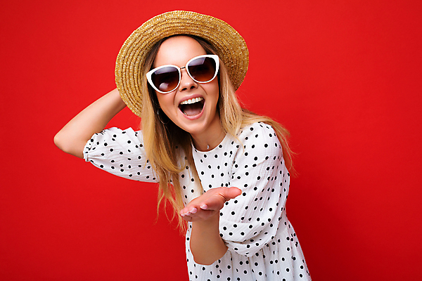 포토 JPG 해외이미지 드레스 여자 행복 안경 프레임 한명 사람 빨간색 금발 선글라스 유행 우아함 밀짚모자 시력 긍정 비전 스타일 힙스터 해외포토 모자_잡화 1 헤어스타일 잡화 옷 패션 감정 컬러 컨셉 파일형식 이미지허브