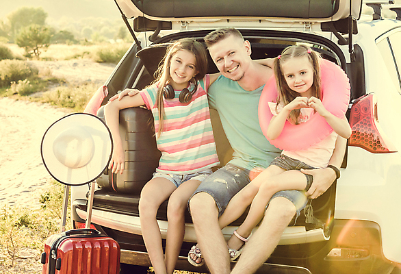 포토 JPG 해외이미지 전신 응시 여자 남자 딸 어린이 자동차 앉기 상반신 성인 앞모습 세명 여름휴가 바캉스 캐리어 여행가방 아빠 튜브 자동차트렁크 어깨에손 부녀 육아대디 해외포토 시선 육상교통 뷰포인트 가방 가족 모션 휴가 사람 파일형식 여름_계절 이미지허브