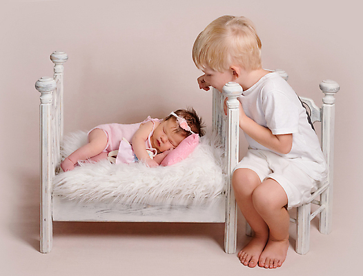 포토 JPG 해외이미지 응시 여자 남자 어린이 의자 사람 앉기 소년 두명 아기 신생아 잠 아기침대 안락 해외포토 시선 가구 컨셉 모션 아기용품 침대 파일형식 이미지허브