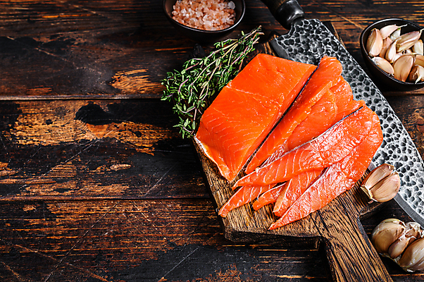 포토 JPG 해외이미지 그릇 실내 마늘 사람없음 슬라이스 연어 식칼 나무도마 백리향 연어요리 훈제연어 카피스페이스 나무배경 핑크솔트 해외포토 식기 음식 백그라운드 채소 주방용품 도마 어류 내부 목재 공백 소금 훈제 파일형식 이미지허브