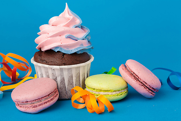 포토 JPG 해외이미지 리본 디저트 실내 사람없음 달콤 컵케이크 파란배경 머핀 마카롱 해외포토 음식 빵 백그라운드 내부 파란색 케이크 맛 파일형식 이미지허브