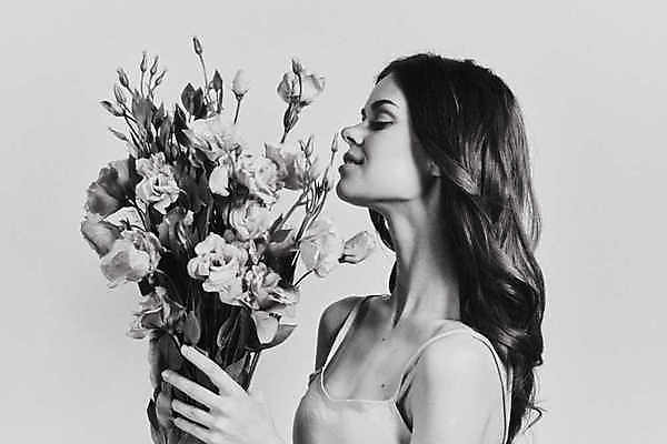 포토 JPG 해외이미지 여자 꽃 꽃다발 흑백 실내 한명 들기 상반신 성인 옆모습 눈감음 성인여자한명만 해외포토 식물 1 뷰포인트 모션 촬영기법 사람 내부 여자한명만 성인여자만 파일형식 이미지허브